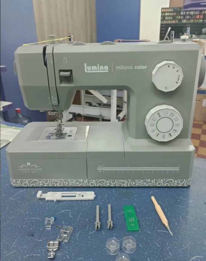 Máquina familiar Lumina Milano Color con sus accesorios